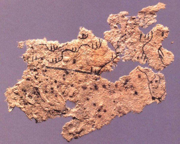 Fragment de la carte de Fangmatan, plus ancien papier connu de l'humanité, sur fibre de chanvre, début Han occidental (IIe siècle av. J.-C.)