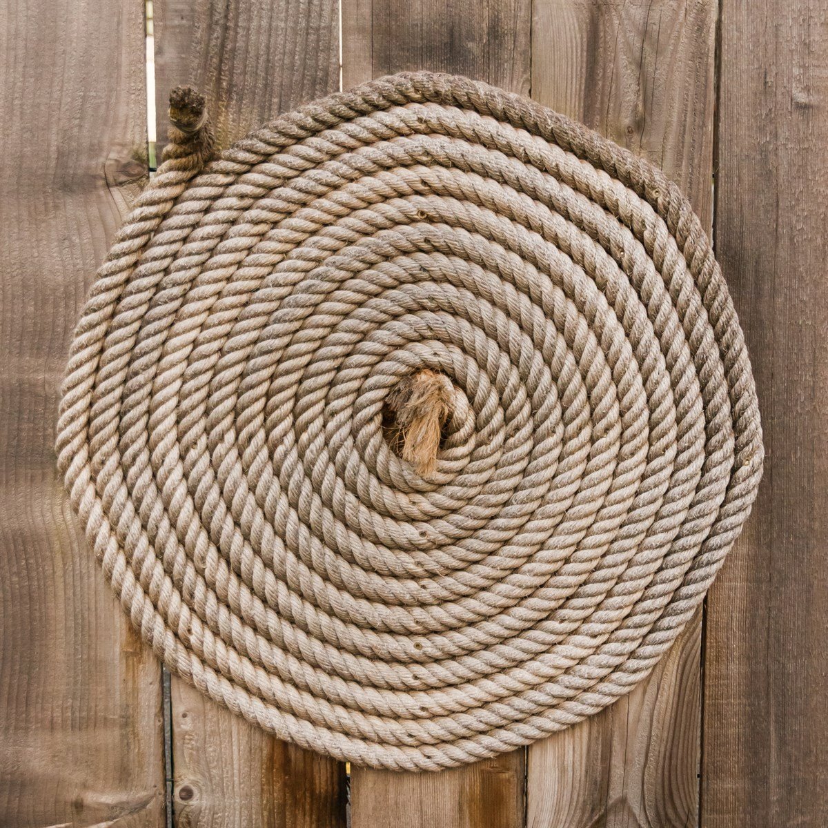 Glène de cordage de chanvre enroulée en spirale, torons torsadés bien visibles, chantier de la frégate Hermione à Rochefort