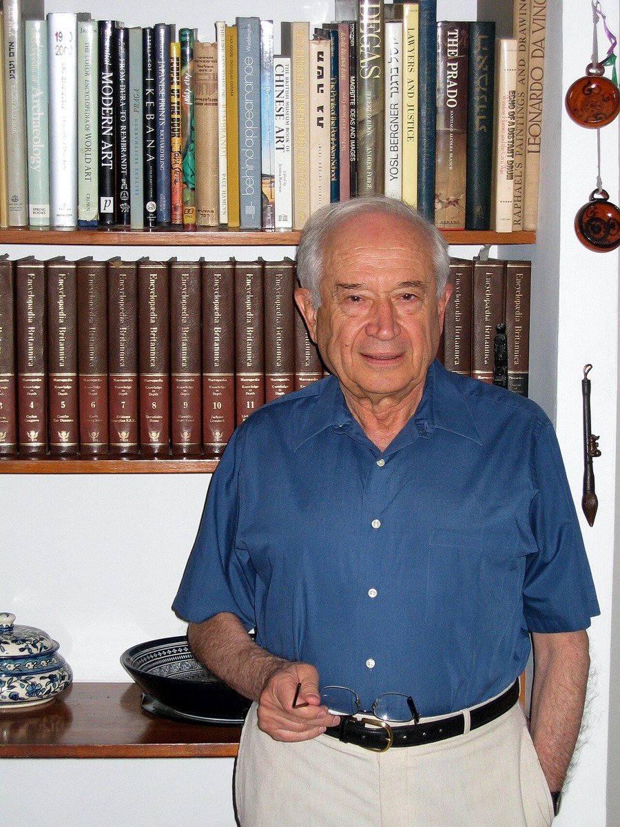 Portrait de Raphael Mechoulam dans son bureau, chimiste israélien qui isola le THC et le CBD et découvrit l'anandamide
