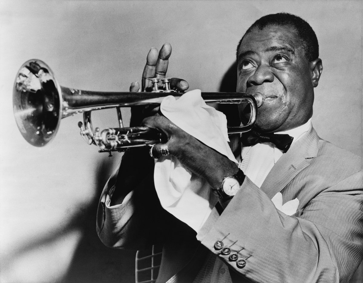 Portrait de Louis Armstrong avec sa trompette, figure majeure du jazz américain