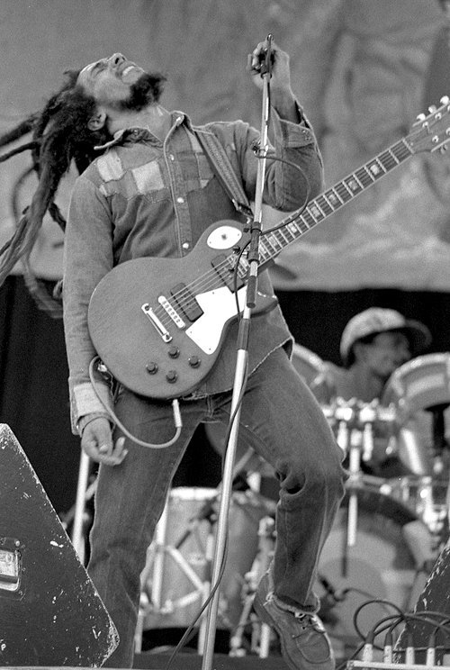 Bob Marley en concert à Dublin en 1980, figure du reggae et de la culture rastafari