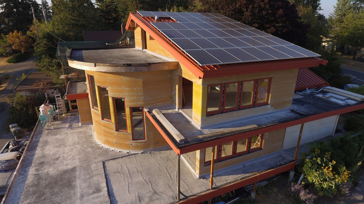 Maison contemporaine en béton de chanvre avec panneaux solaires