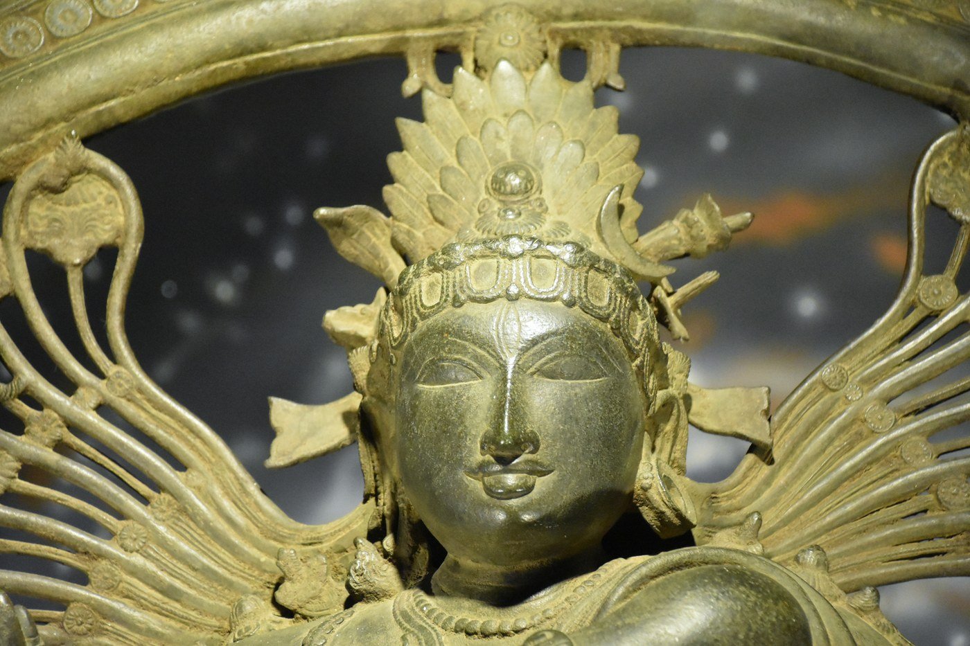 Visage serein de Shiva, gros plan d'un bronze Nataraja de la dynastie Chola (XIe siècle), Government Museum de Chennai